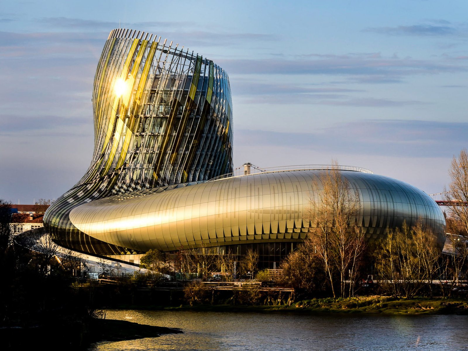La Cité du Vin - Bordeaux La Cité du Vin au bord de la Garonne, au coucher du soleil