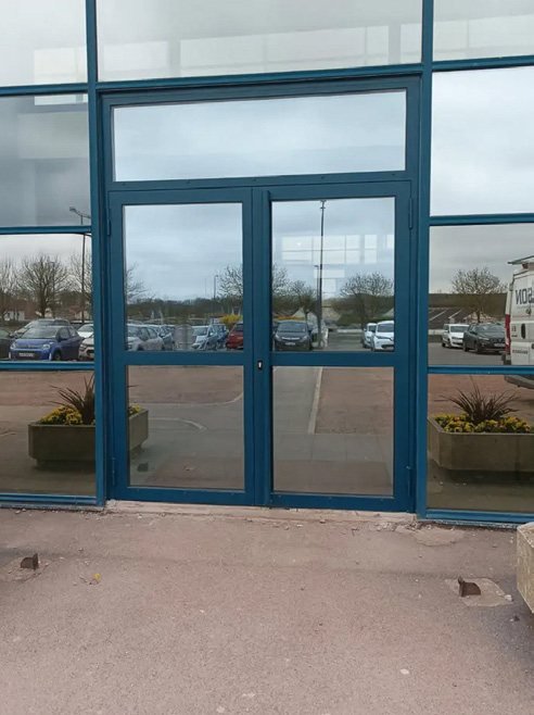 Loison Services Façade vitrée et porte à deux vantaux en aluminium