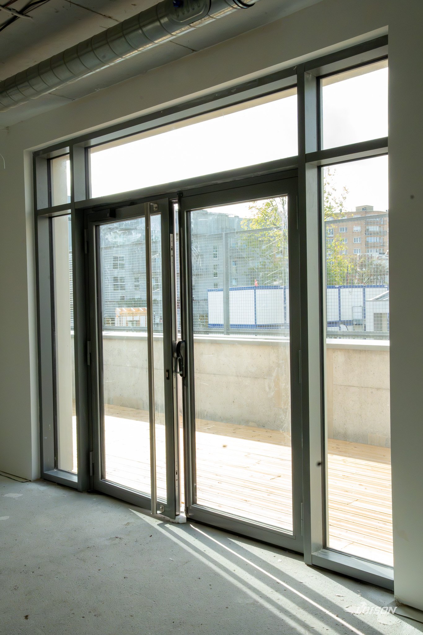 Porte d'entrée vitrée à deux vantaux posée par Loison Services